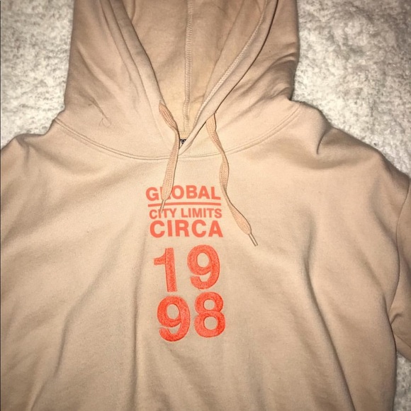 Beige cropped UO sweatshirt - Picture 2 of 2